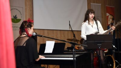 Genç müzisyenler final için sahnede