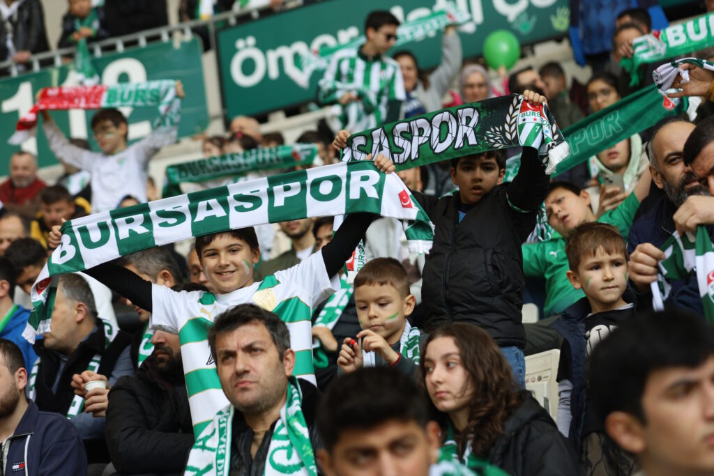 Çocuklar Bursaspor coşkusunu Büyükşehir’le yaşadı