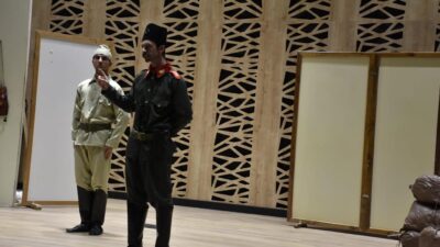 “Karacabey Belediyesi’nin tiyatro etkinliği ayakta alkışlandı”