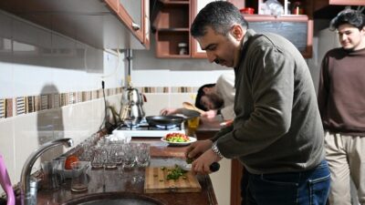 BAŞKAN YILMAZ, SAHURU GENÇLERLE YAPTI