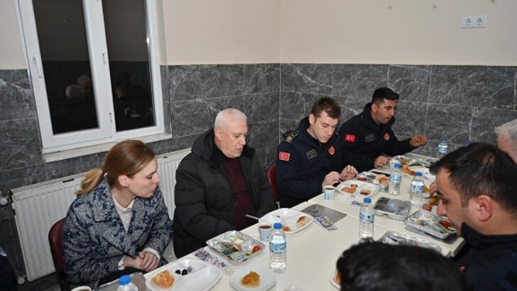 Başkan Bozbey, sahuru gençlerle yaptı