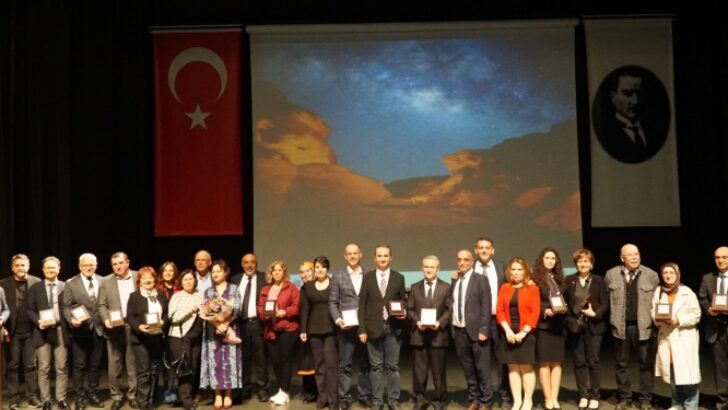 Meslekte 60,50,40 ve 30’uncu yıllarını dolduran hekimlere plaket!