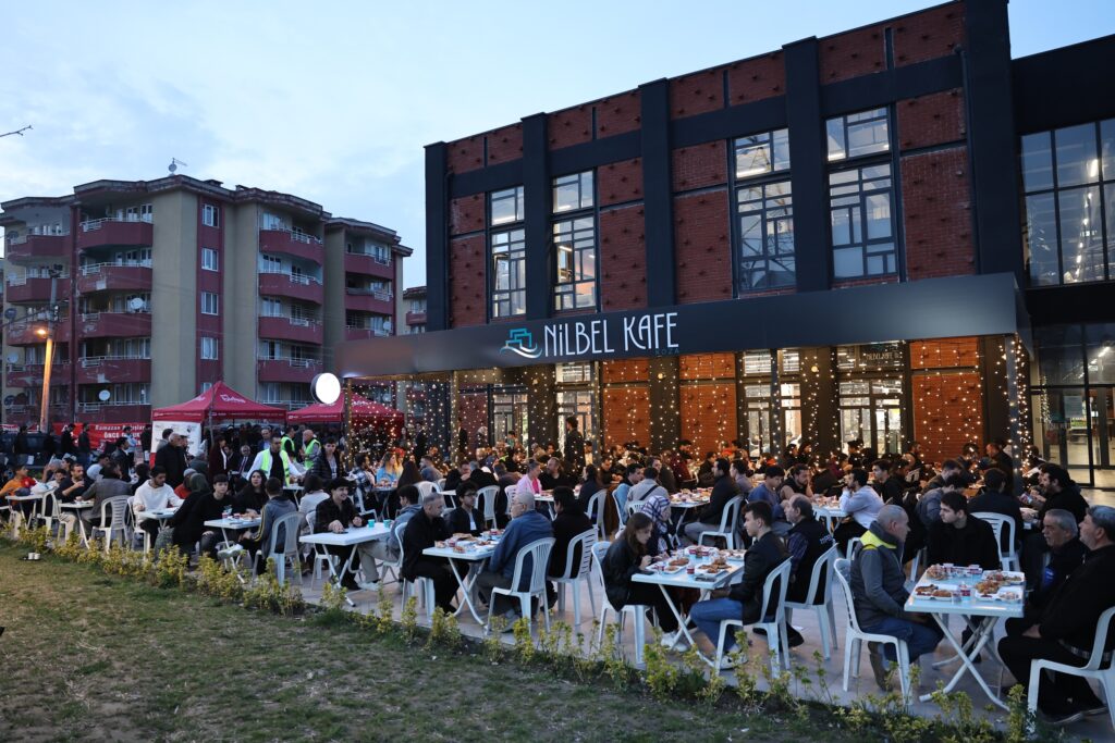 Başkan Şadi Özdemir gençlerle iftarda buluştu