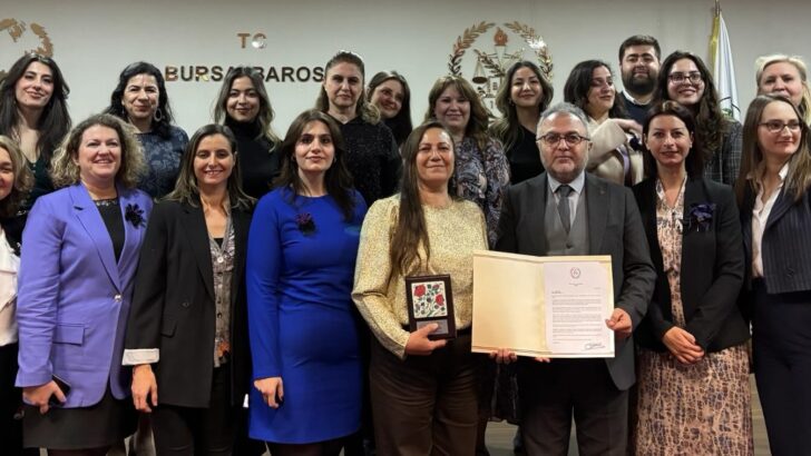 ​Bursa Barosu’nun “Güçlü Kadın Başarı Ödülü” Akbelen direnişçisi muhtar Nejla Işık’a verildi