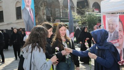 Saadet Bursalı Kadınlar 8 Mart’ta Karanfil Dağıttı