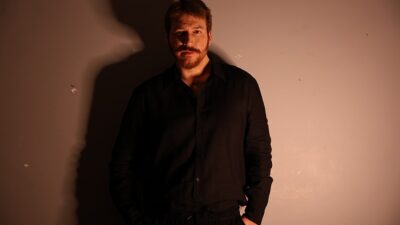 Mert Özcan’dan Yeni Klip “Kalp İzi” Şarkısına Geldi!
