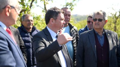 Başkan Aydın zirai don mağduru çiftçileri yalnız bırakmadı