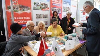 Şenal Sarıhan ve Zeki Sarıhan’a kitapseverlerden yoğun ilgi