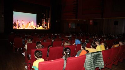 Tiyatro perdesi çocuk ve gençler için açıldı
