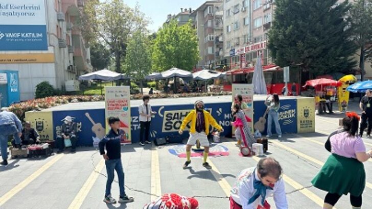 Bursa, tiyatro ile gülümsüyor