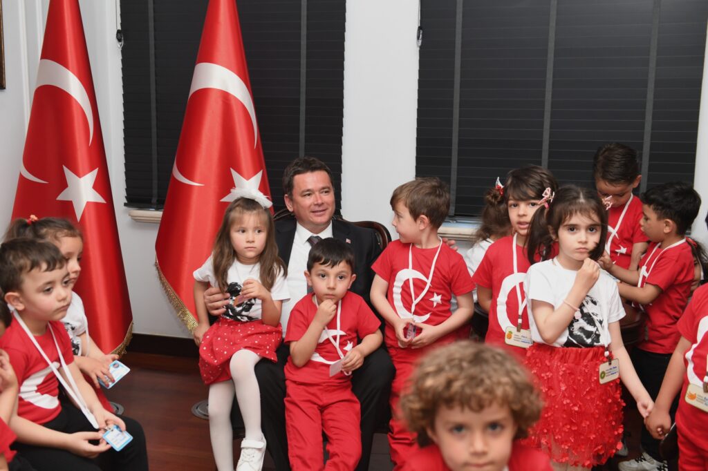 Minik öğrencilerden Başkan Aydın’a 23 Nisan ziyareti
