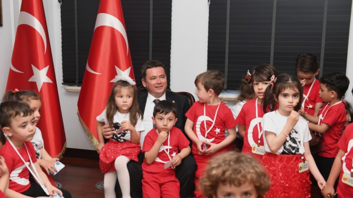 Minik öğrencilerden Başkan Aydın’a 23 Nisan ziyareti