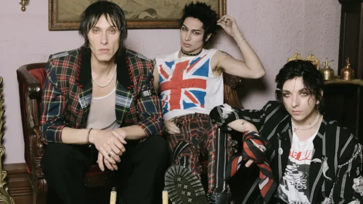Los Angeles’lı Palaye Royale, İstanbul Konserinde Seyircilerin Arasına Şişme Deniz Botuyla Atladı