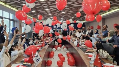 A Parti: “23 Nisan, bir ülkenin kaderini çocukların gözlerine yazdığı gün”