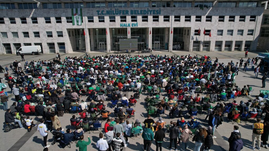 Bursaspor’un şampiyonluk maçı Halk Evi önünde dev ekranda izlendi