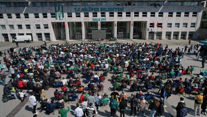 Bursaspor’un şampiyonluk maçı Halk Evi önünde dev ekranda izlendi