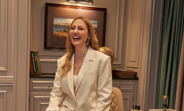 MERYEM UZERLİ  MODA ENDÜSTRİSİNİN KADINLARA DAYATTIĞI  NORMLARI YIKMAYA GELİYOR!