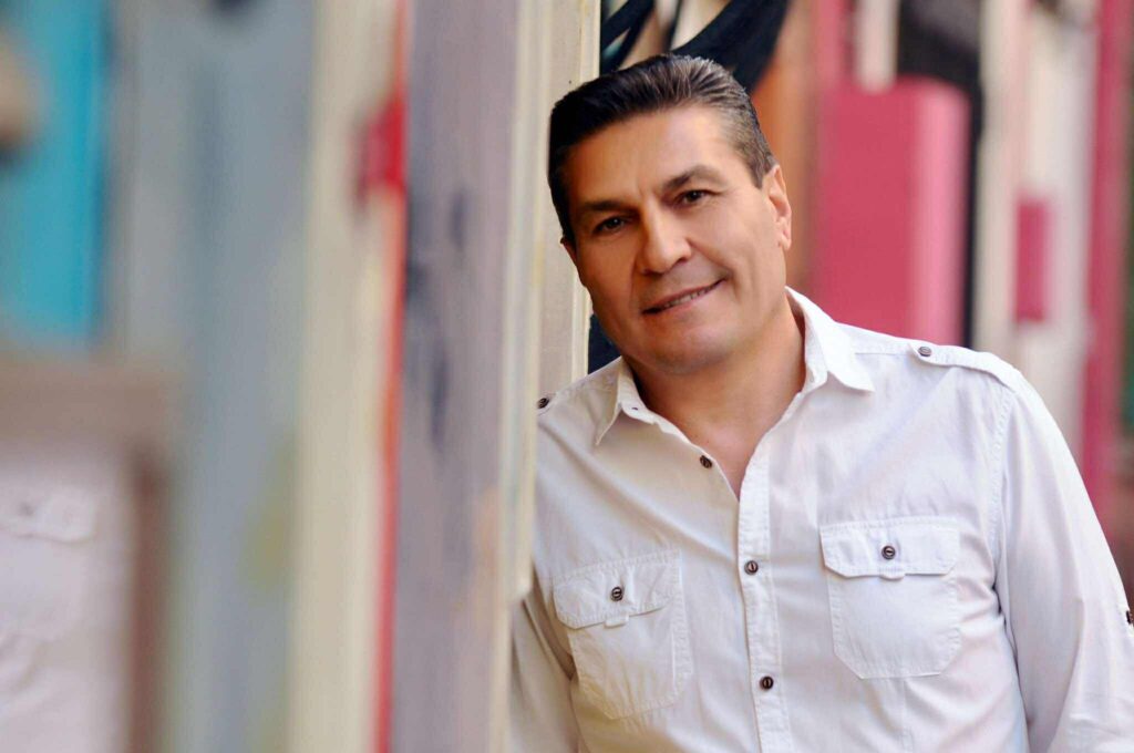 HEM ÇİÇEKÇİ, HEM ŞARKICI  ÇİÇEKLERDEN İLHAM ALIYORUM  EFSANE ŞARKI ‘SEN SEV’E YENİDEN İLHAM VERİYOR