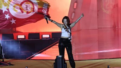 TESBİHLİ DUA LIPA!