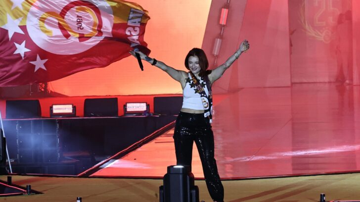 TESBİHLİ DUA LIPA!