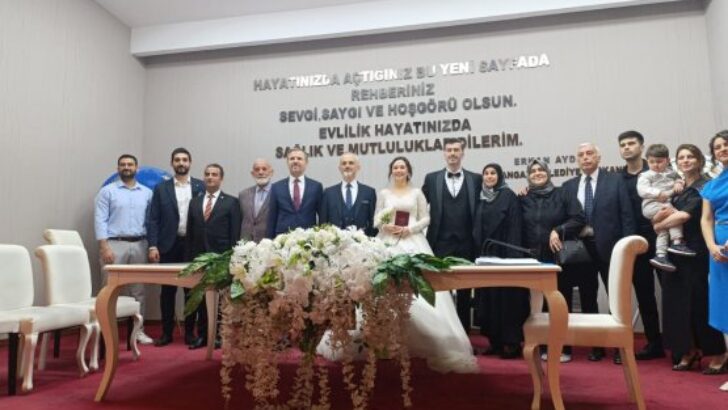 Bursa Siyasetinin Tanıdık Yüzü Gökhan Gerçek’in Mutlu Günü: Kızı Ayşe Büşra Gerçek Dünyaevine Girdi