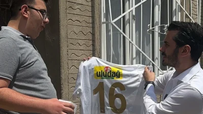 Sosyal Medyada Başladı, Mahallede Gerçek Oldu: Başkan Kurtuluş’tan Efe’ye İsimli Bursaspor Forması ve Kombine Sürprizi