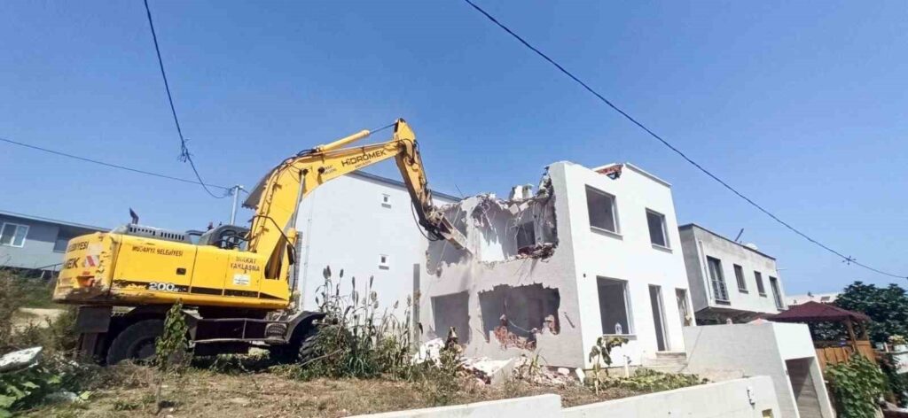 Mudanya Belediyesi’nden Vicdanları Yaralayan Yıkım! Mesudiye’de Hukuk Beklenmeden Evler Yıkıldı!