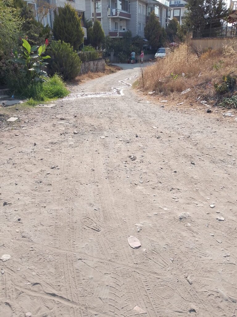 Karasu’da Vatandaşların Tek Talebi: “Başkan Sarı, Bu Yolu Yapın!”