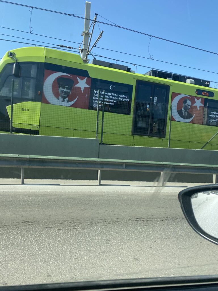 BURSA METRO HATTI’NA ATATÜRK İMZASI: ŞEHİR BOYUNCA GÖRSEL SAYGI DURUŞU