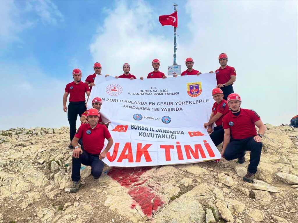 Uludağ Zirvesinde Anlamlı Kutlama: JAK Timlerinden 186. Yıla Özel Tırmanış
