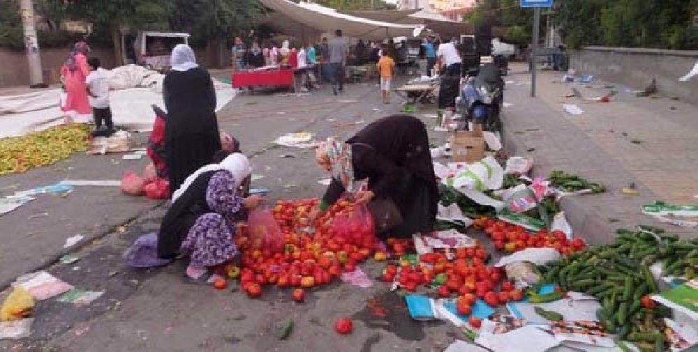 Vekiller 5 maaşla valiz toplarken, emekli pazarda çürük meyve seçiyor!