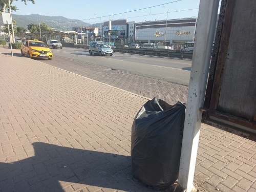 Bursa’da Çöp Krizi: Tenekeler Çalındı, Sokaklar Koktu! Belediyeler Çözümsüzlükte Sınır Tanımıyor