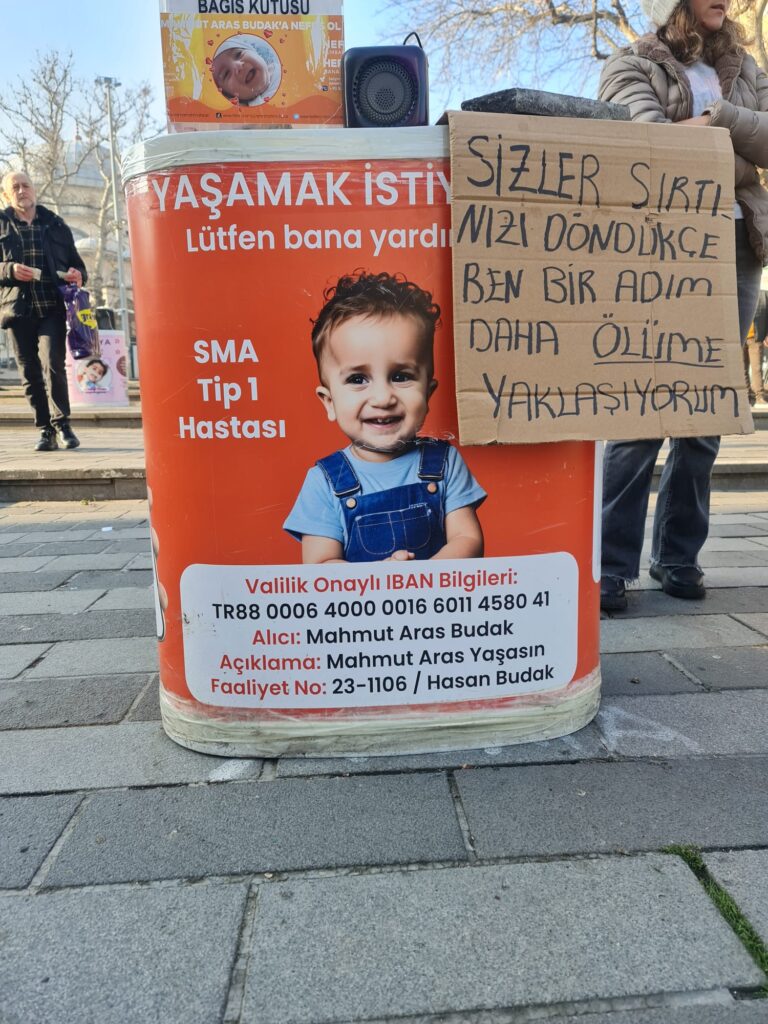 SAĞLIK BAKANLIĞI VE KENT MEYDANLARINDA “SMA-DMD” KAS HASTALIĞI İÇİN DİLENDİRİLEN AİLELER.