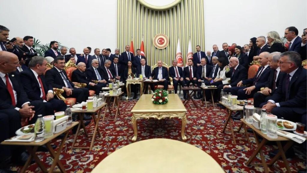 HAK ETMEDEN İTİBAR EDİLENLERİN GERÇEK YÜZÜ, VEFASIZLIK, TUTARSIZLIK VE İHANET OLMUŞTUR.