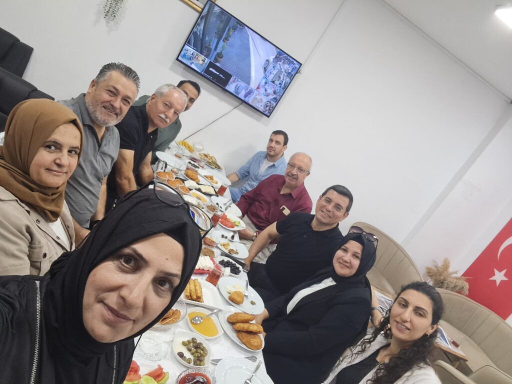 Hakan Tütüncü’den Anlamlı Ziyaret: Esnafla Kahvaltıda Buluştu, Dostluk Mesajları Verdi