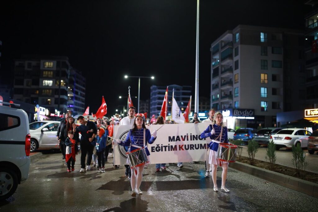 Nilüfer’de Cumhuriyet Coşkusu: Mavi İnci’den Kortej Yürüyüşüne Büyük Katılım