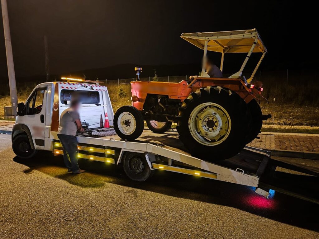 Otoyolda Traktörle Seyir Skandalı: Trafik Güvenliği Tehlikeye Atıldı
