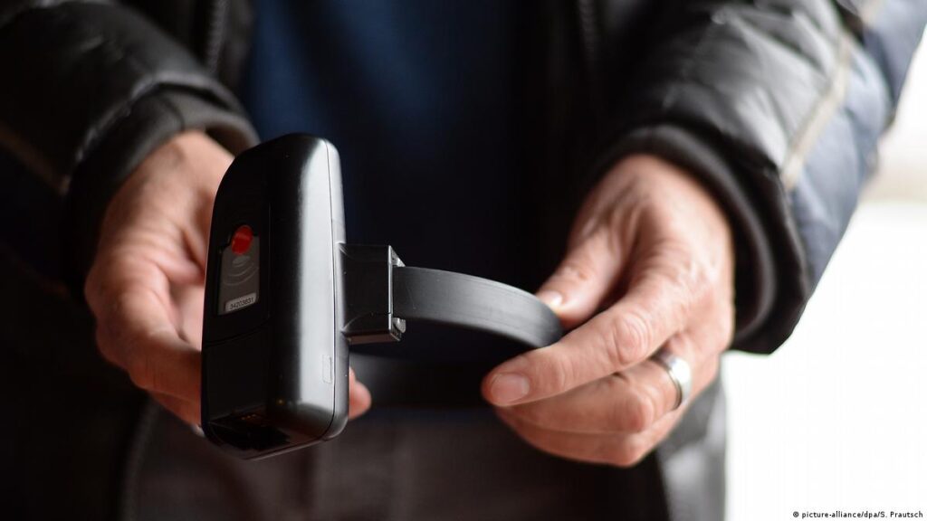 ALMANYA’DA AİLE İÇİ ŞİDDETE ELEKTRONİK KELEPÇE ÖNLEMİ