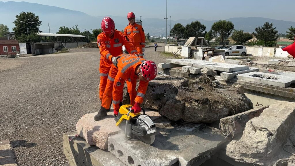 JAK TİMLERİNDEN ARALIKSIZ EĞİTİM!