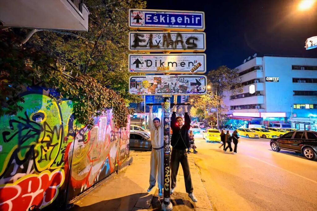 Araştırmacı Köşe Yazarı Murat Çakmak Yazdı: “Gençlik Direğe Zıplıyor, Sistem Gülüyor”