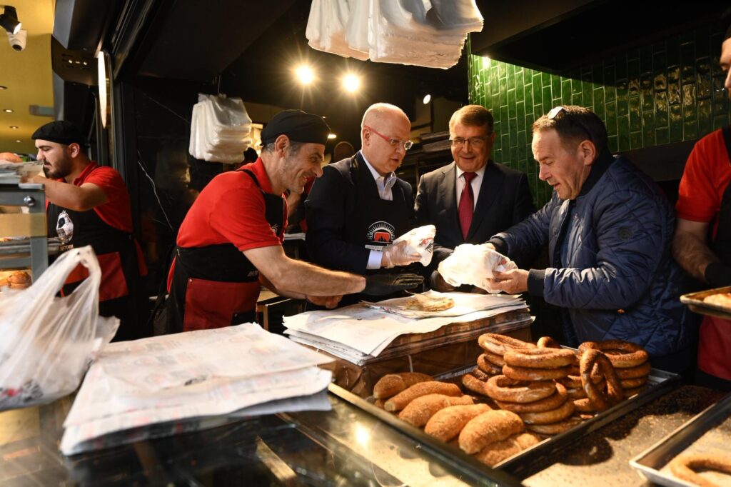 Gürkan çarşı esnafıyla bir araya geldi