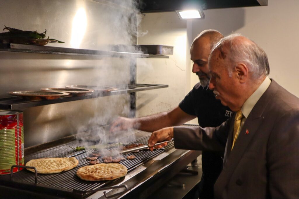 Başkan Arif Tak, Kayhan Esnafıyla Buluştu
