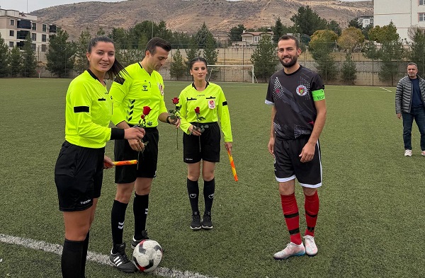 Gercüş Bağlar Spor’dan Örnek Olacak Centilmenlik: Hakemlere Güllerle “Hoş Geldiniz” Karşılaması