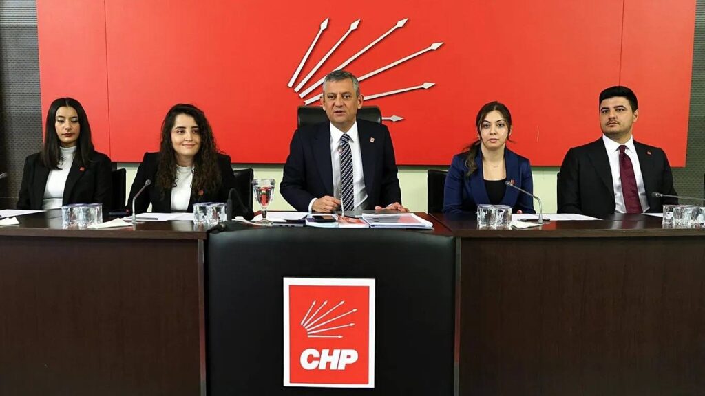 CHP’DE KAZANILAN UMUTLAR TEK ADAM MANTIĞIYLA LİYAKAT YERİNE BİAT ANLAYIŞINA DÖNMEMELİ.
