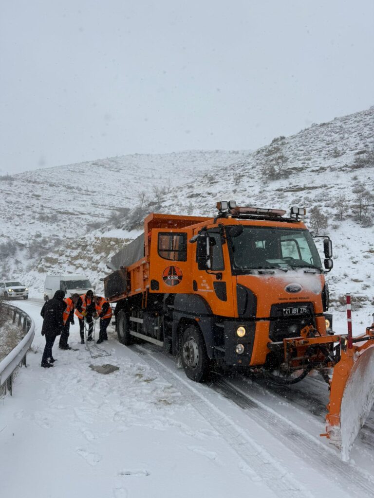 GERCÜŞ’TE KIŞ SEFERBERLİĞİ: KAYMAKAM MUHAMMED ÖZTAŞ SAHADA, DEVLET TÜM GÜCÜYLE GÖREV BAŞINDA