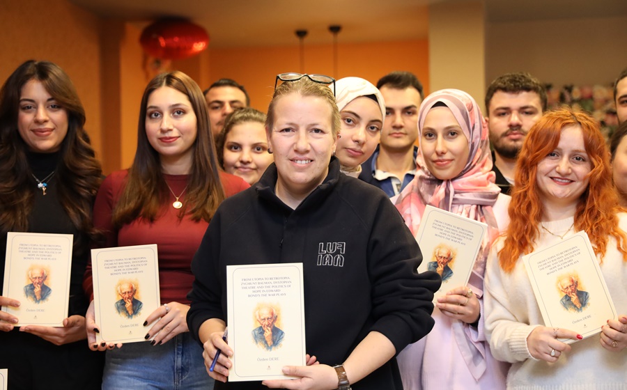 DR. ÖZDEN DERE’DEN YENİ KİTAP: “FROM UTOPİA TO RETROTOPİA”  ÖĞRENCİLERİ YALNIZ BIRAKMADI