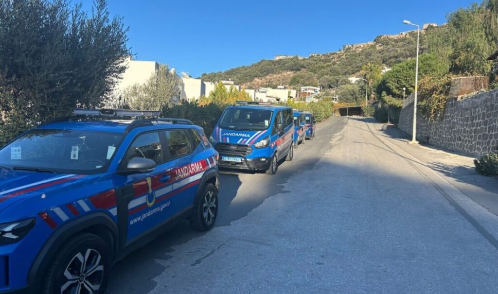 Gazeteci Sevgi Yıldız Bodrum’daki Şok Görüntüyü Duyurdu: Lüks Villada 82 Düzensiz Göçmen Yakalandı!