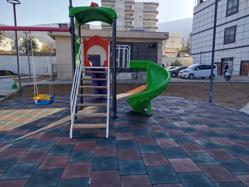 ÇOCUKLAR İÇİN BİR NEFES, BİR MUTLULUK ALANI: GERCÜŞ DEVLET HASTANESİ BAHÇESİNE YENİ ÇOCUK OYUN PARKI