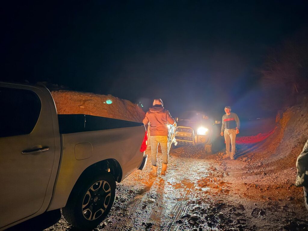 GERCÜŞ’TE GECE GÖREVİ: KAYMAKAM MUHAMET ÖZTAŞ’IN TALİMATIYLA ÇAMURA SAPLANAN ARAÇ KURTARILDI