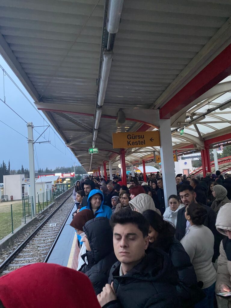 Bursa’da Ulaşım Çöktü: Sabah Saatlerinde Metro Skandalı!